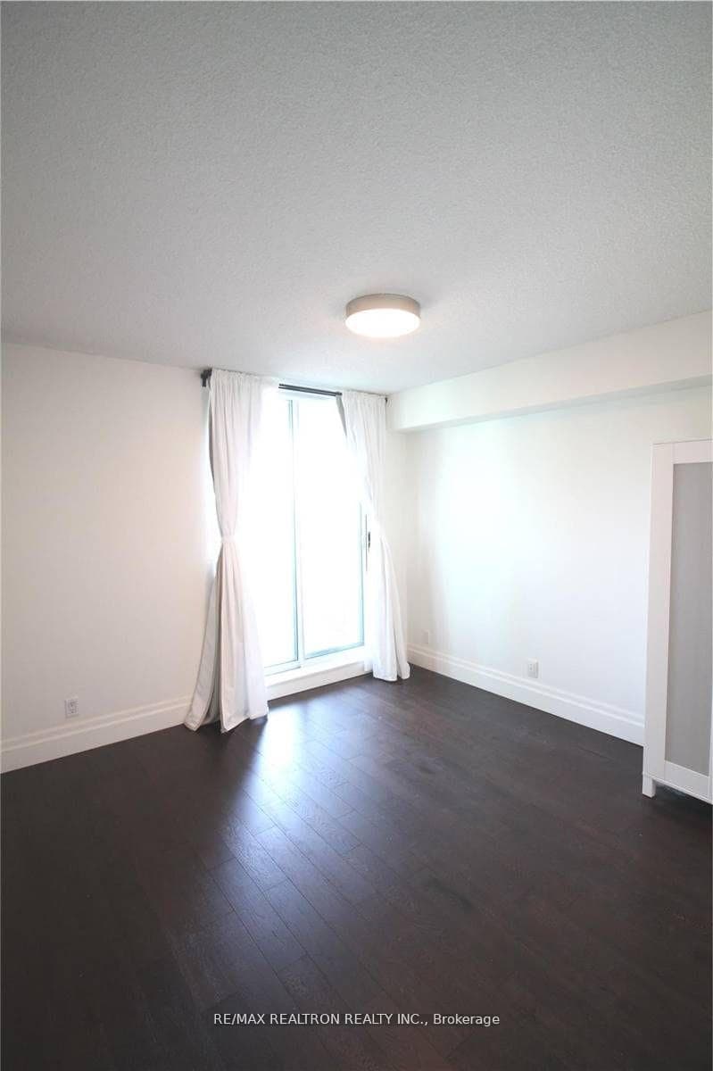 230 Queens Quay Unit 825 photo 5