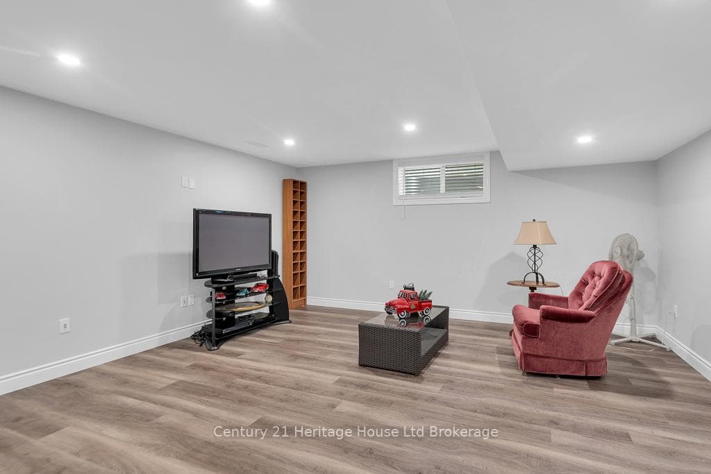 83 Walker Road photo 32