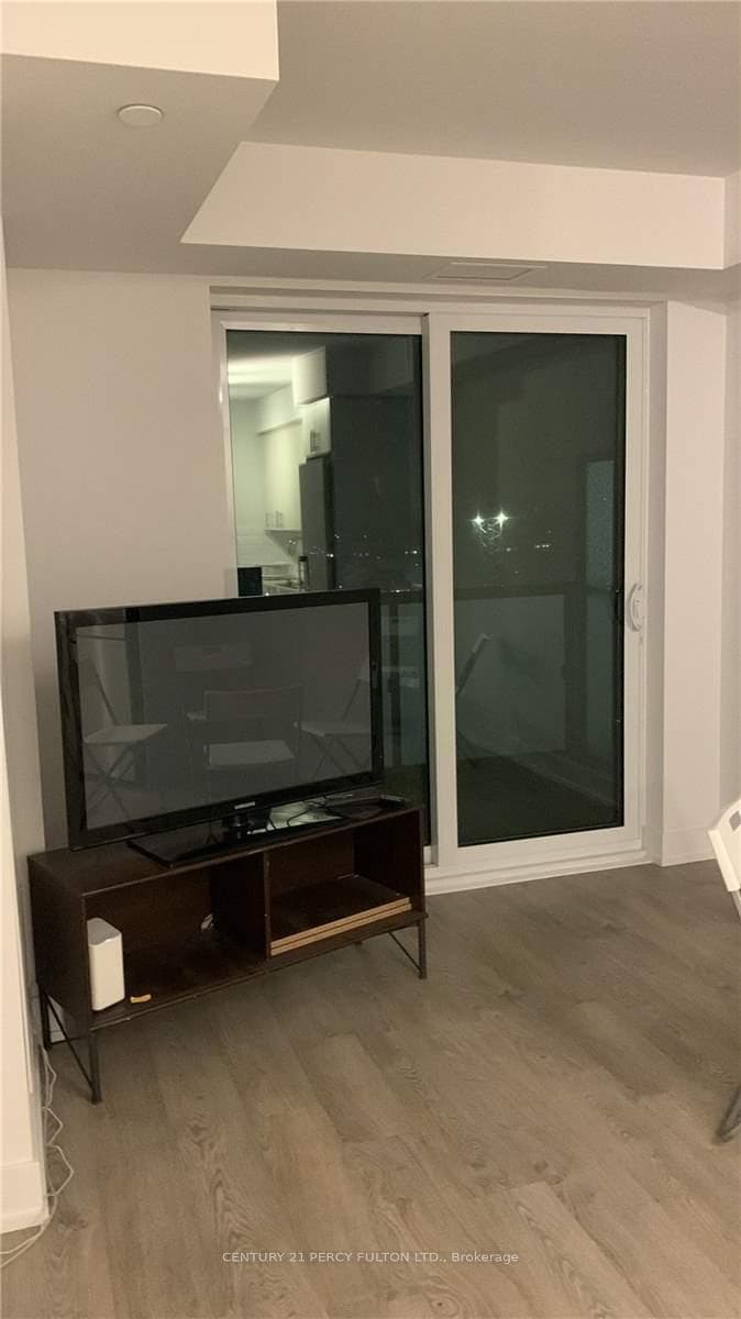 2550 Simcoe Street Unit 810 photo 5