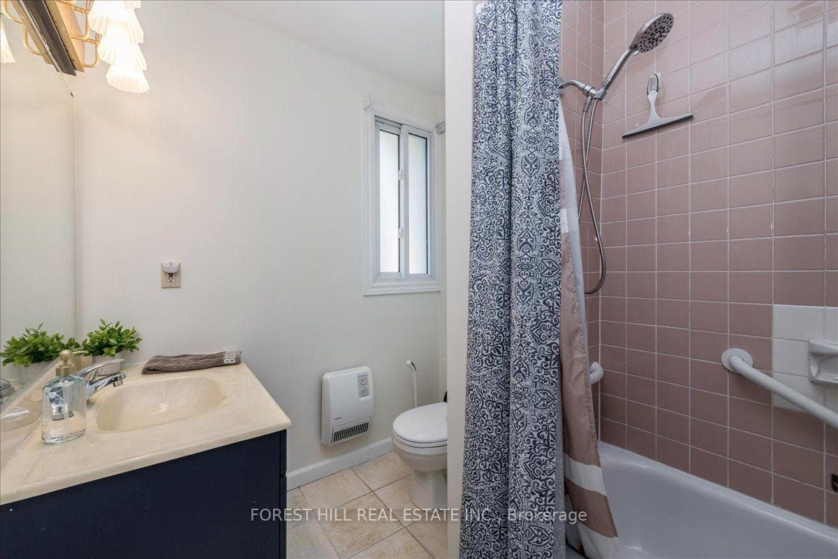 2nd floor 4 piece bathroom.