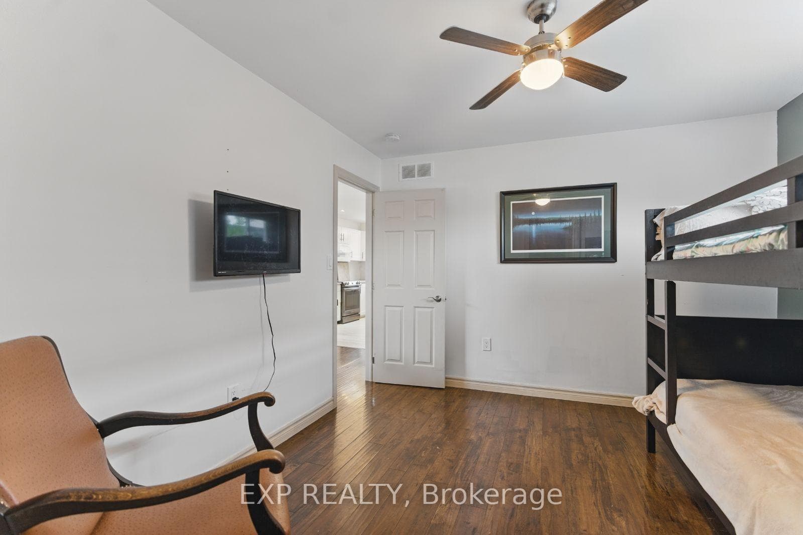 104 SCHOLFIELD Avenue photo 8