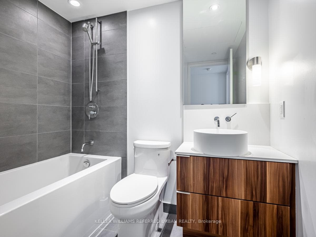 185 Roehampton Avenue Unit 403 photo 8