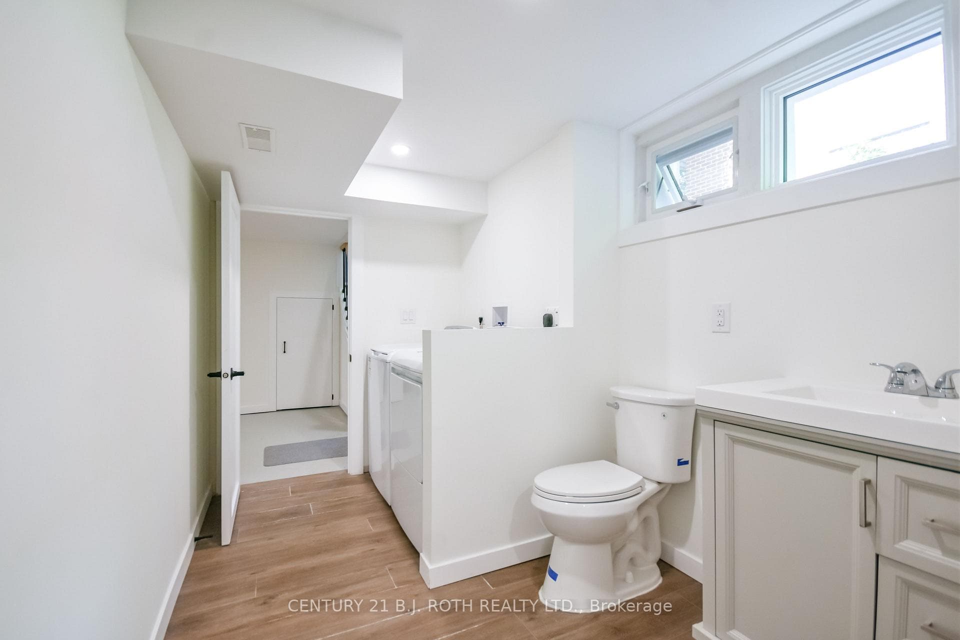 223 Wellington Street photo 32