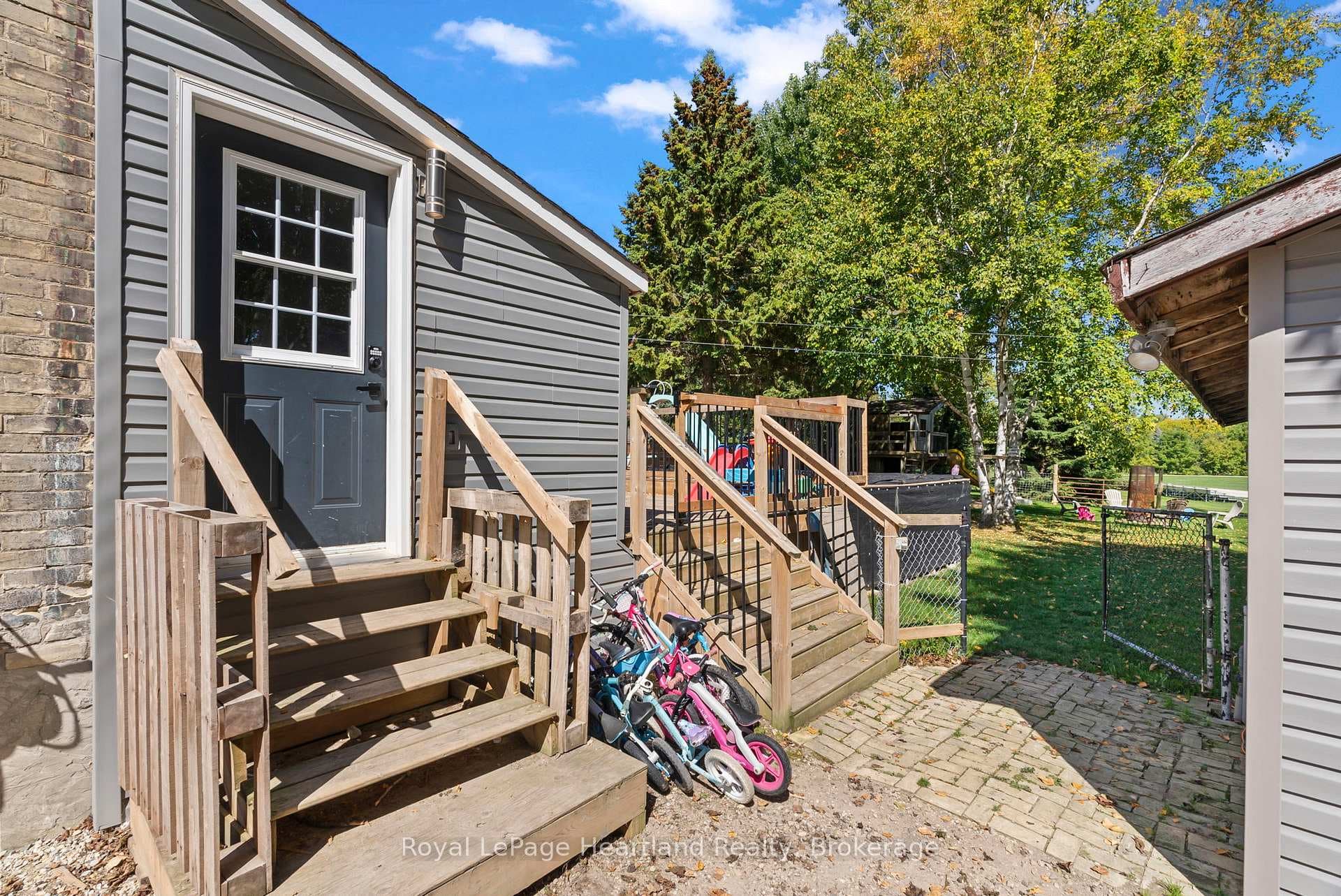555 RAGLAN Street photo 33