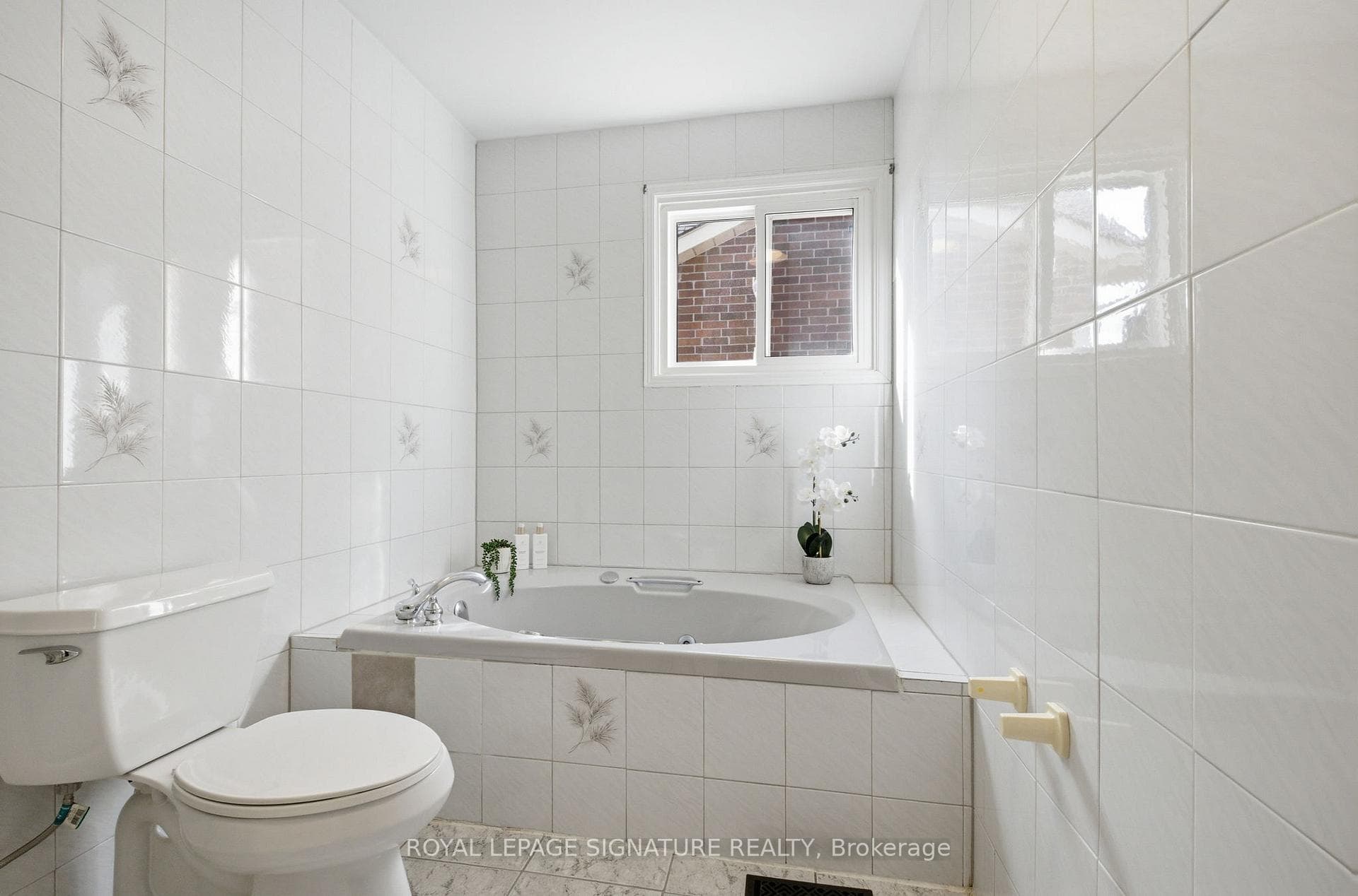 Ensuite bath tub