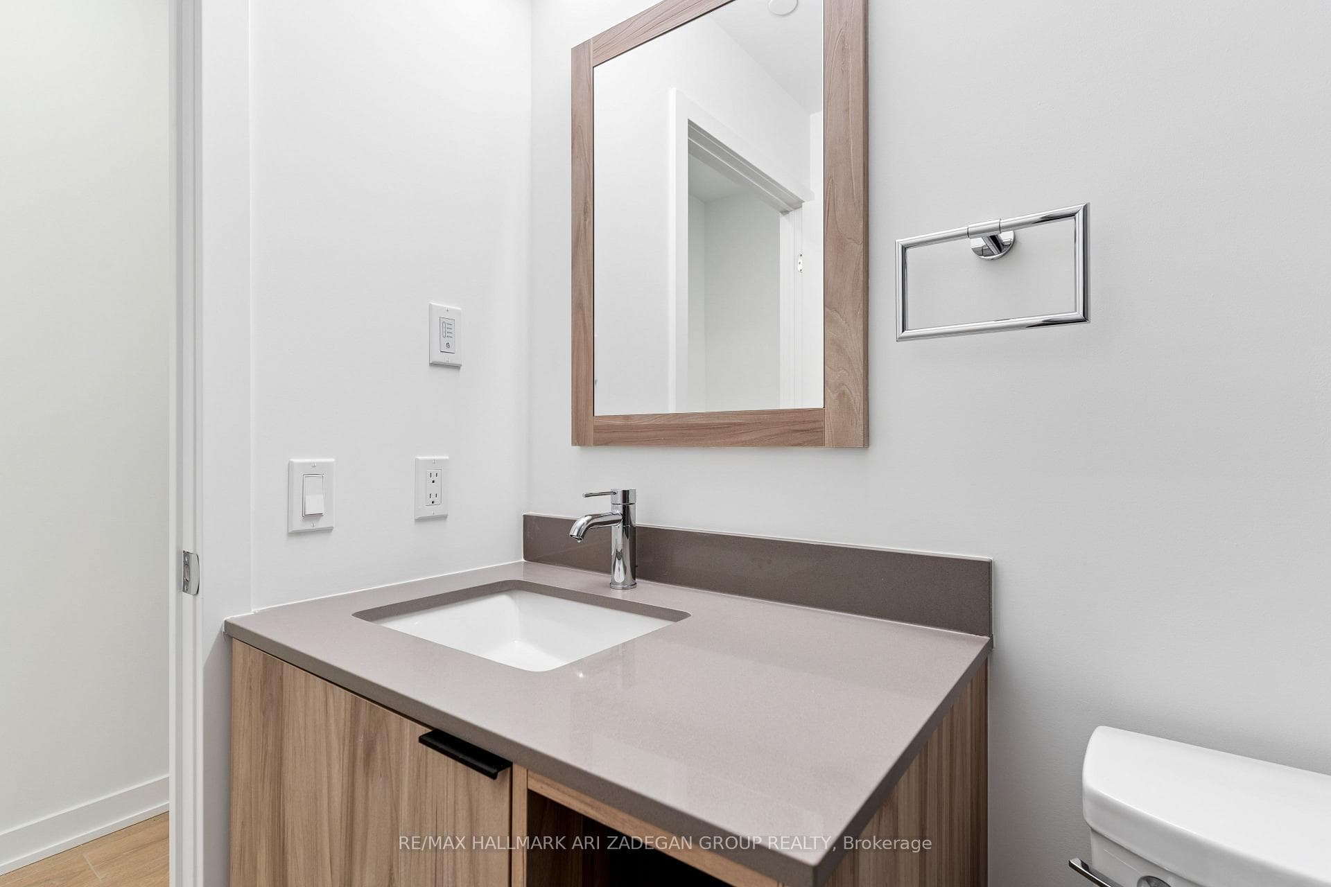 1037 The Queensway N/A Unit 902 photo 22