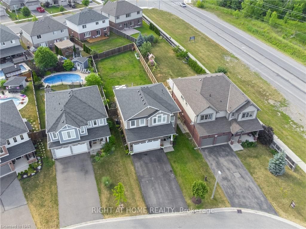 135 Cardinal Crescent photo 2