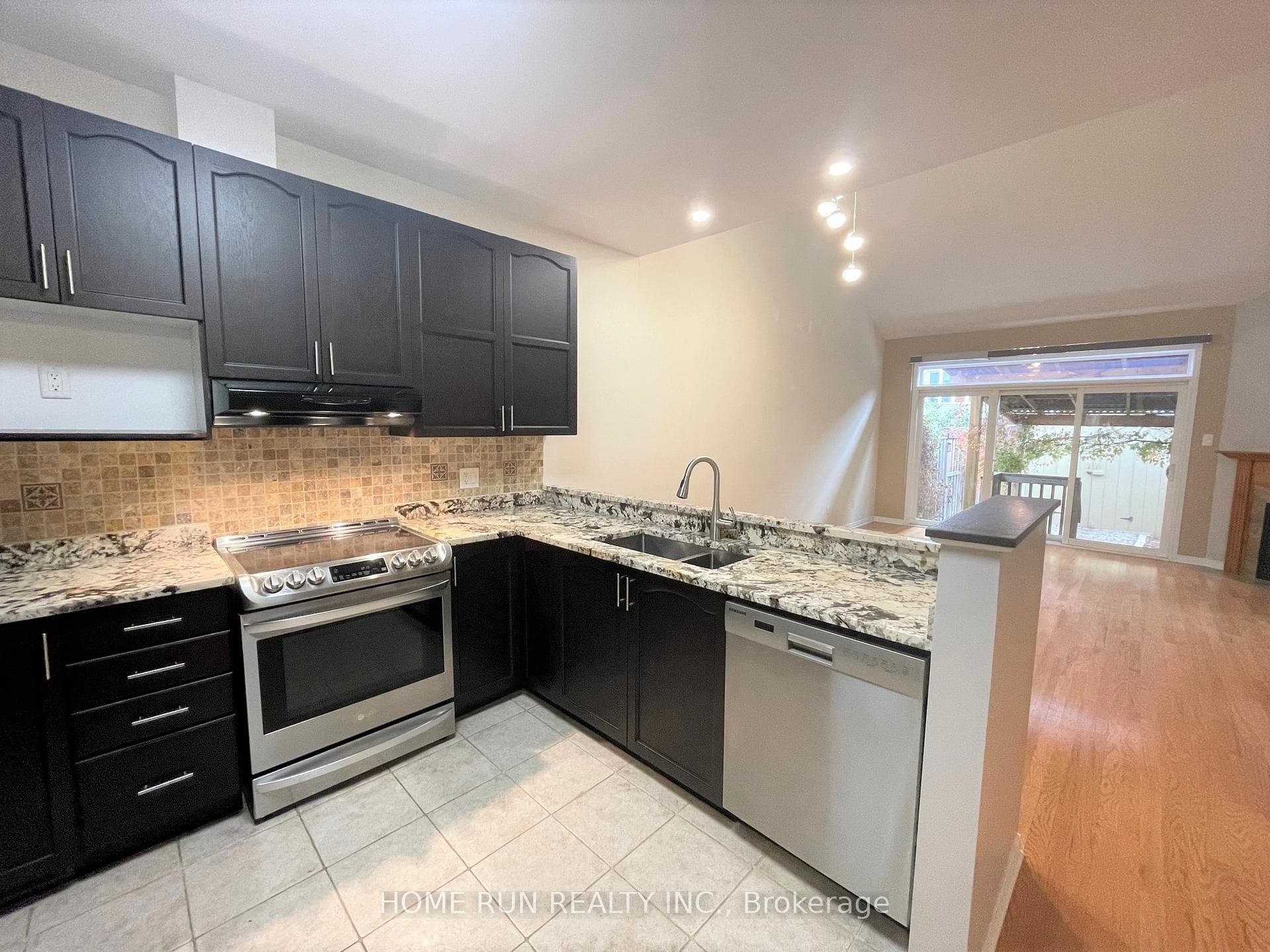 180 Hartsmere Drive photo 3