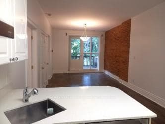 129 Walmer Road Unit 3 photo 2