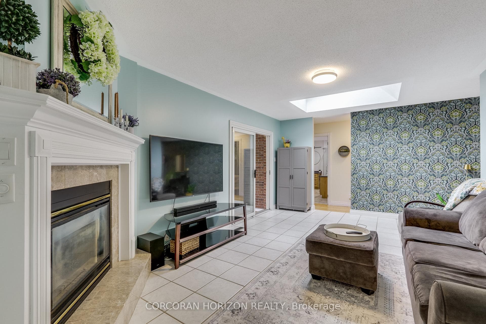 4542 Avenue Road photo 8