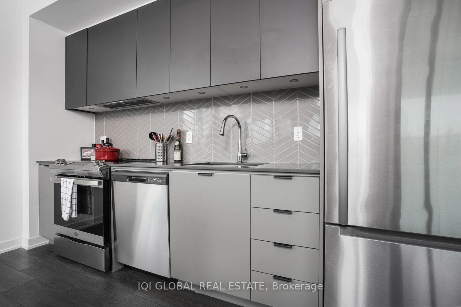 57 BROCK Avenue Unit 504 photo 10