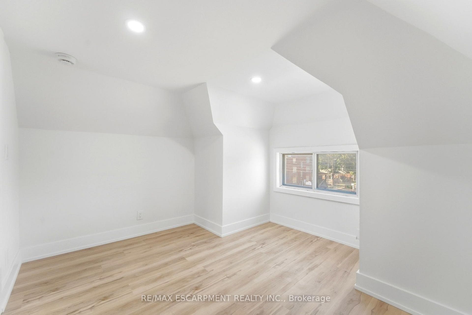 968 MAIN Street photo 27