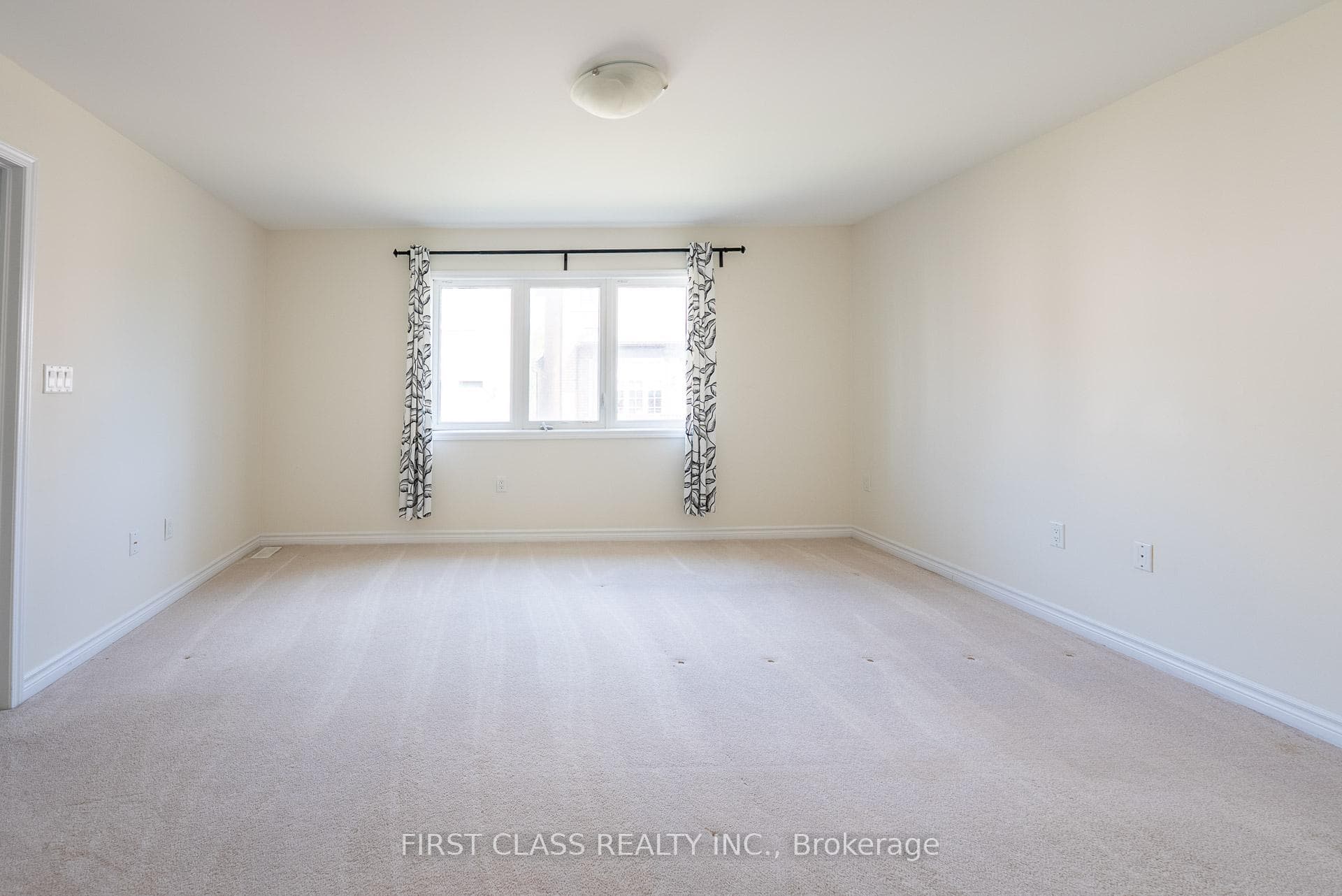 96 Hutt Crescent photo 13