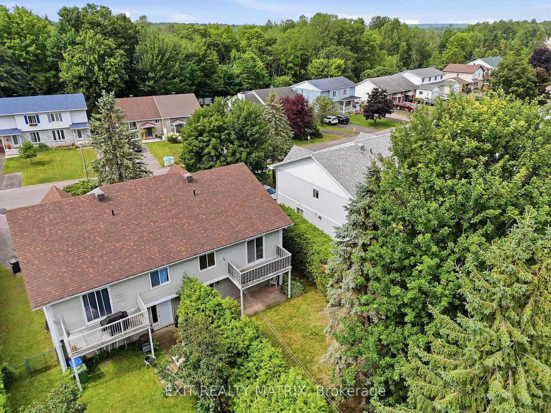 671 Berthiaume Street photo 32