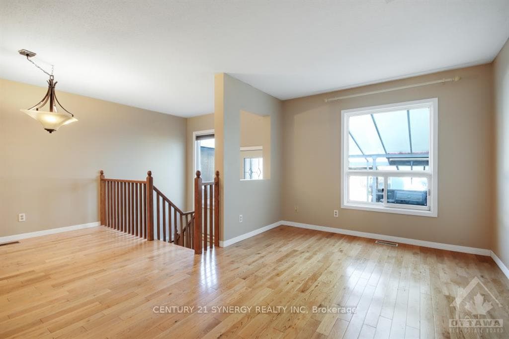 532 POCONO Crescent photo 4