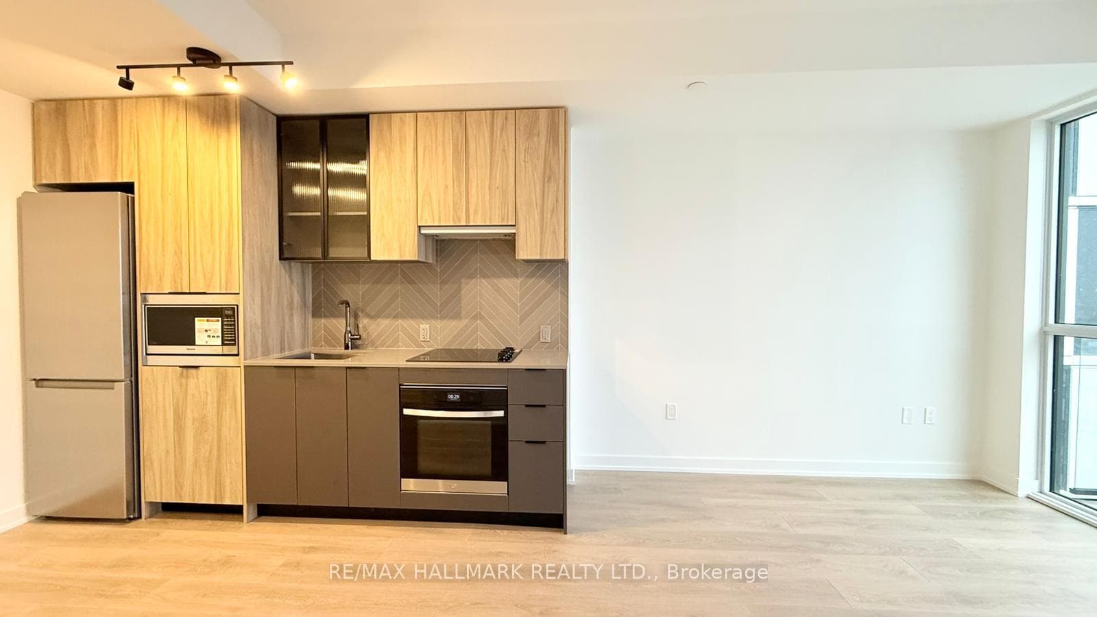 1037 The Queensway N/A Unit 807 photo 7