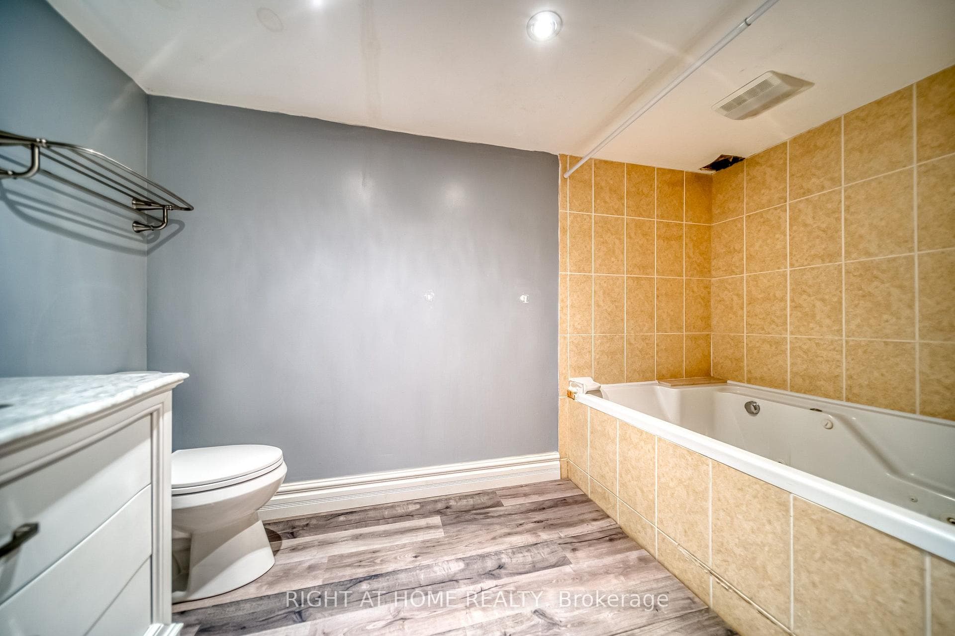 44 ROYAL HENLEY Boulevard photo 36