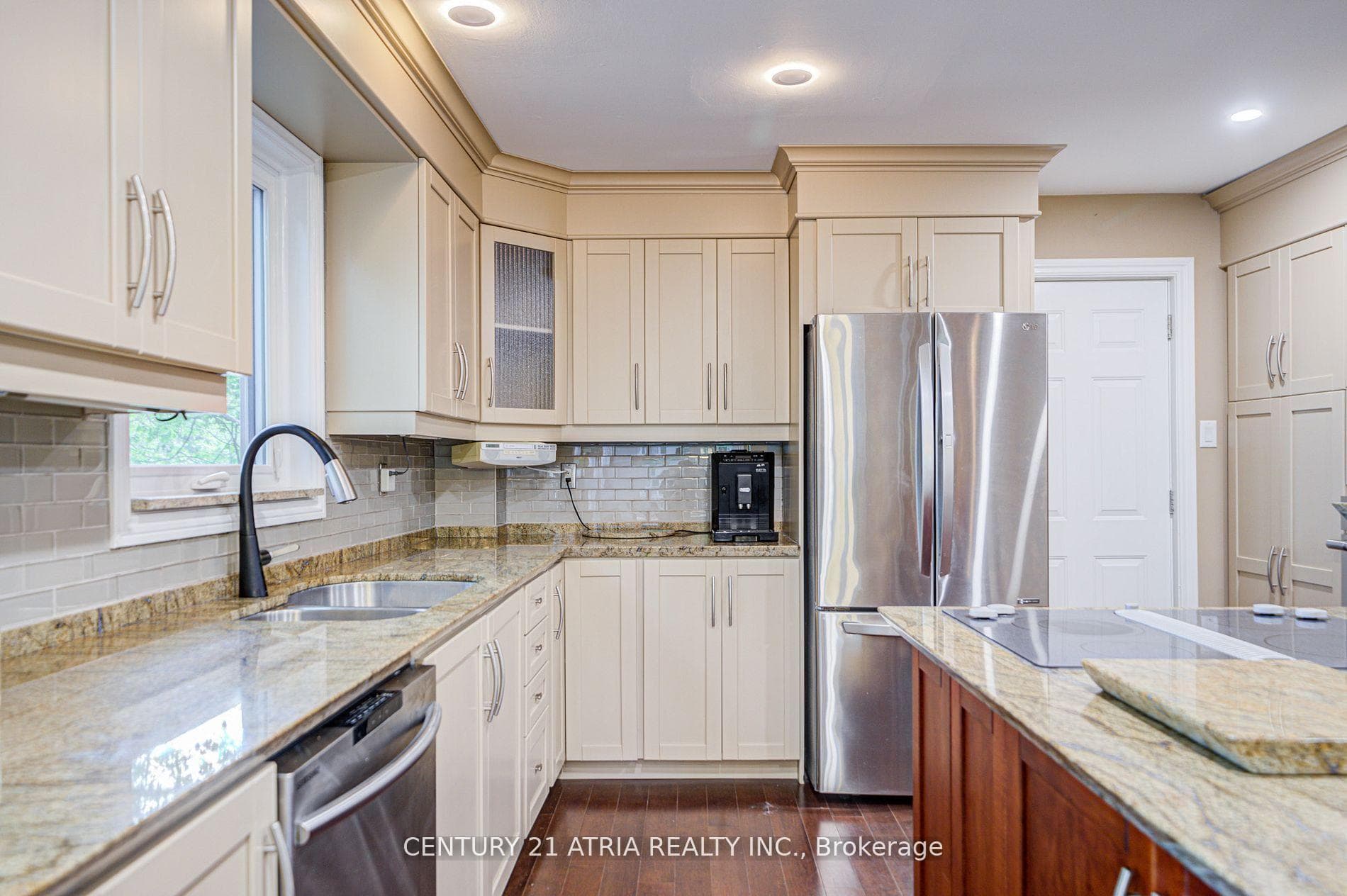 2671 Thickson Road photo 18
