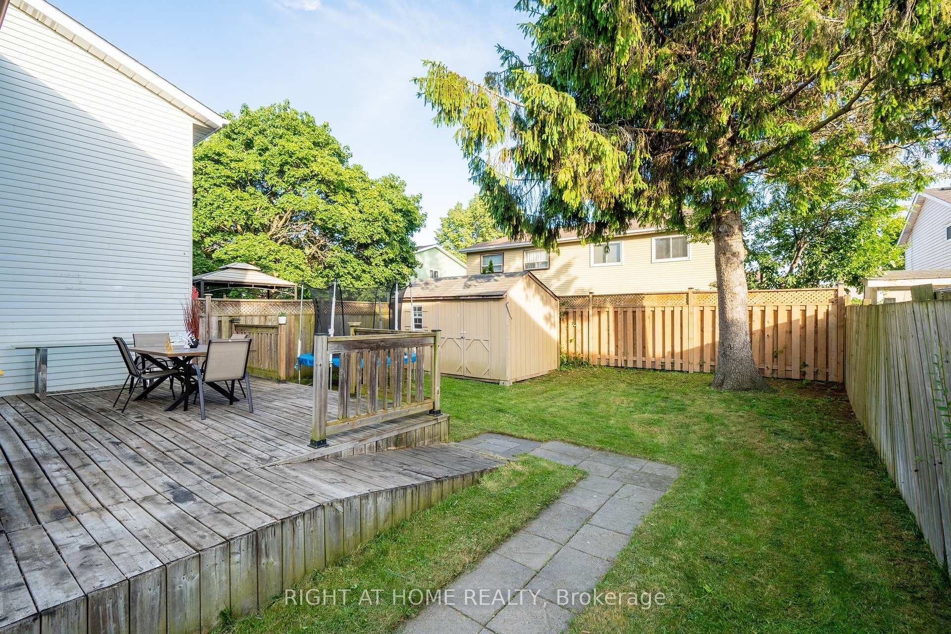 1306 Fenelon Crescent photo 21
