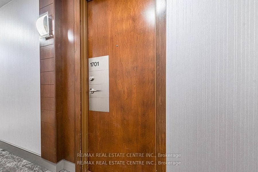 310 Burnhamthorpe Road Unit 1701 photo 4