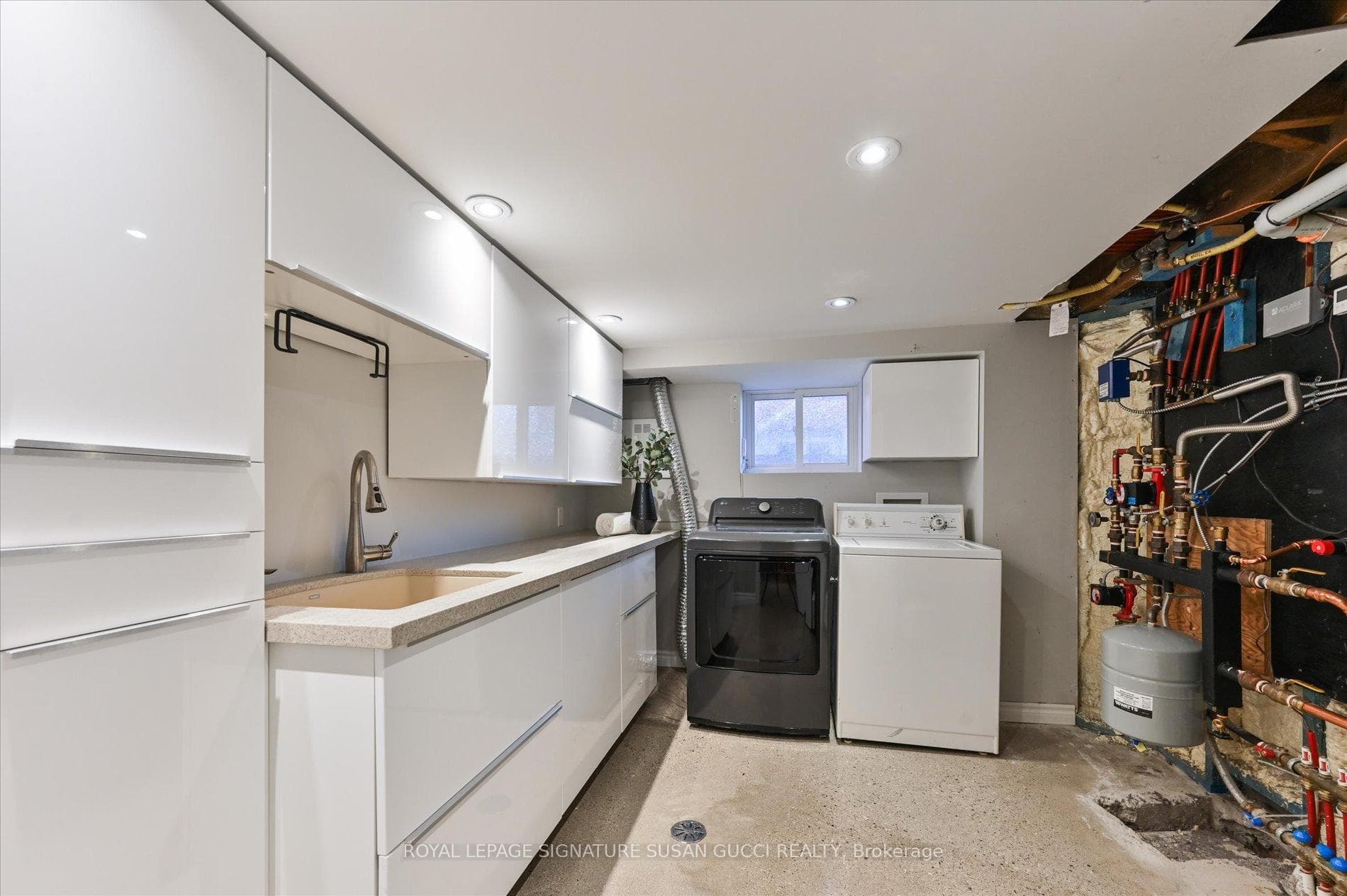 Easy to share laundry /utility room