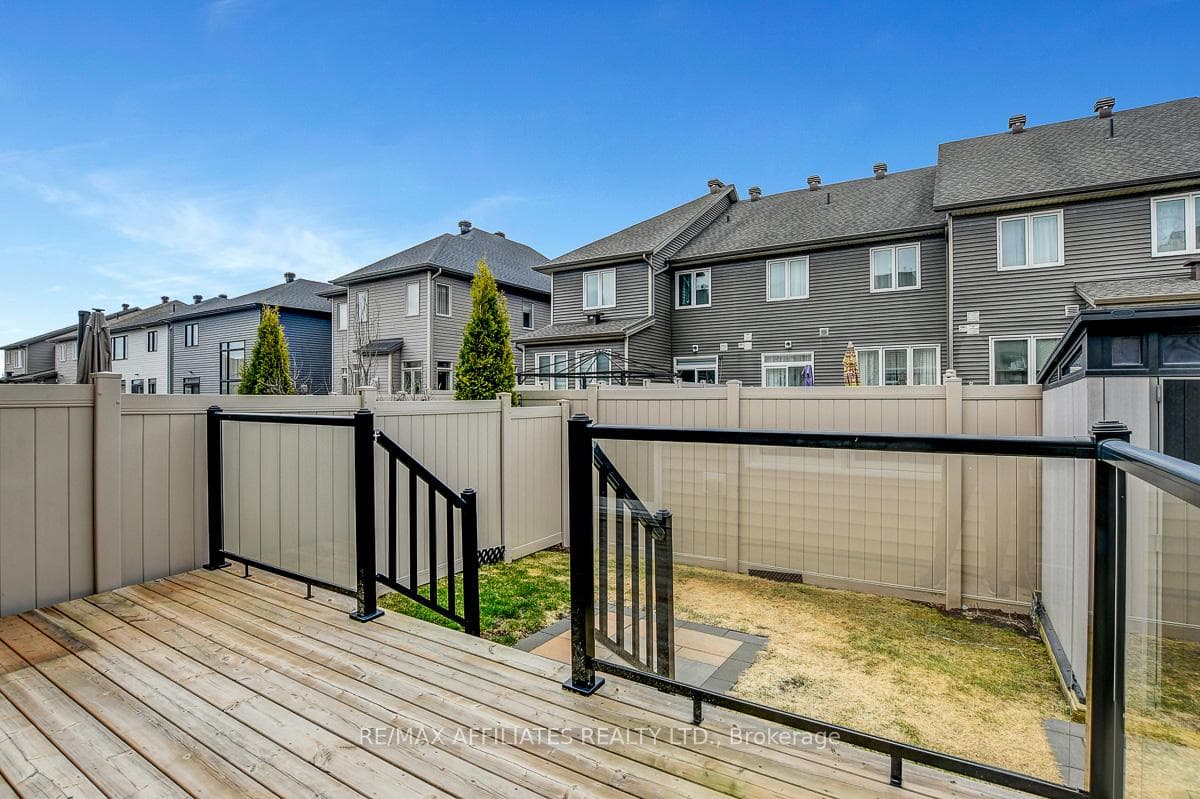 228 Fergus Crescent photo 39