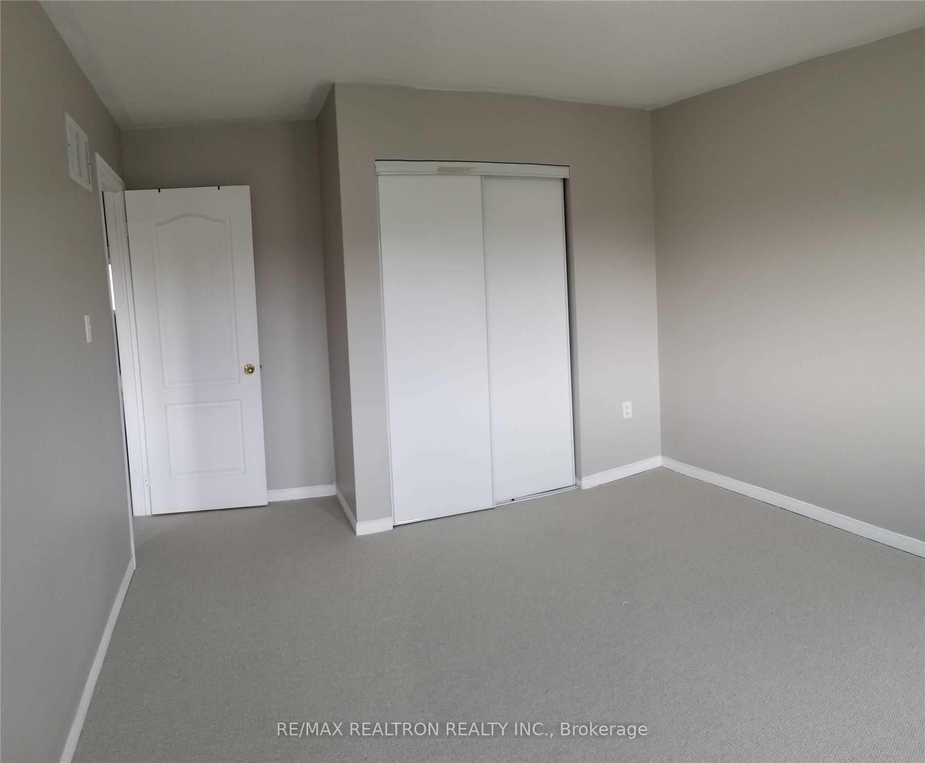 6043 Coxswain Crescent photo 2