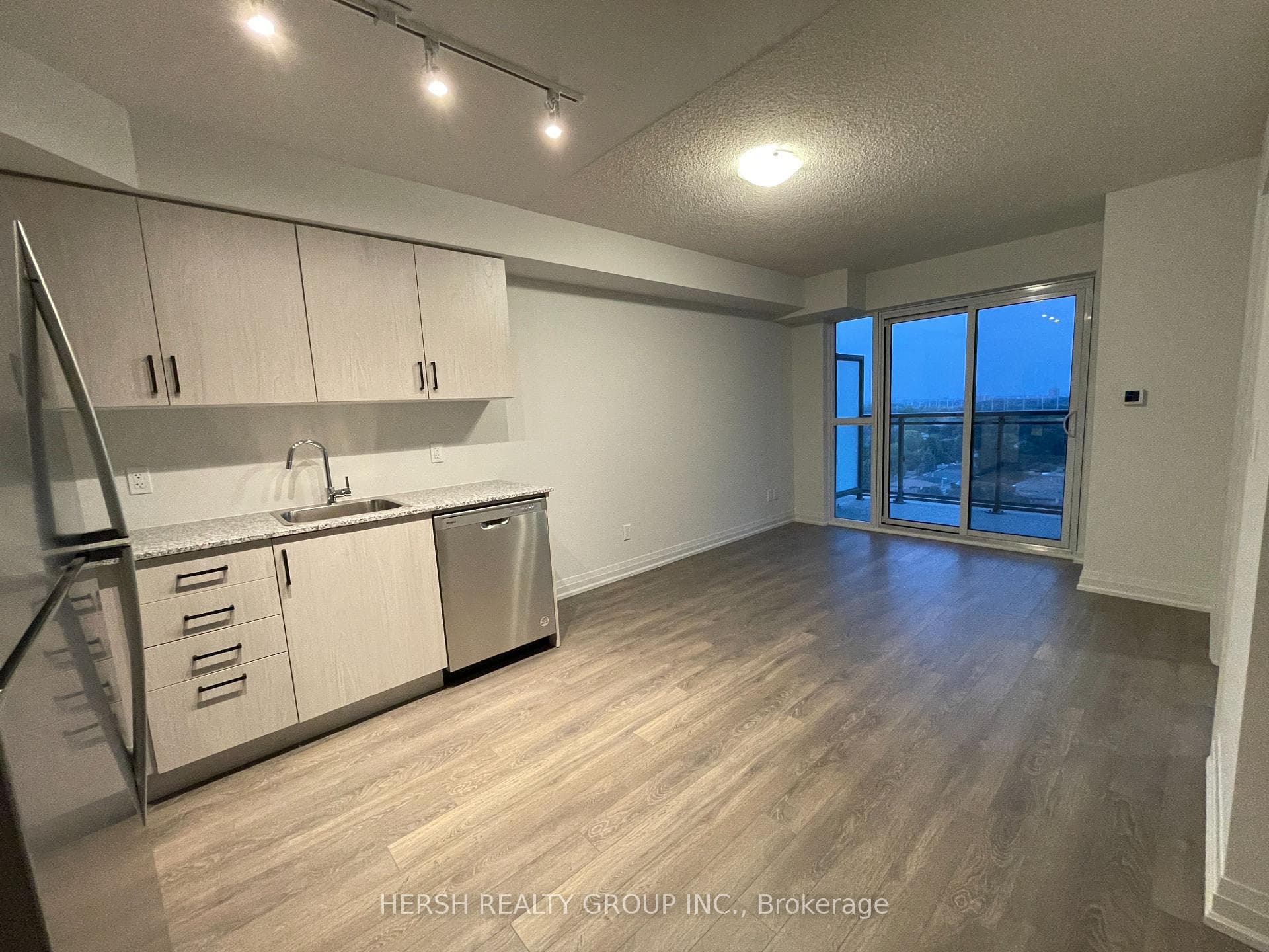 20 Meadowglen Place Unit 2002 photo 3