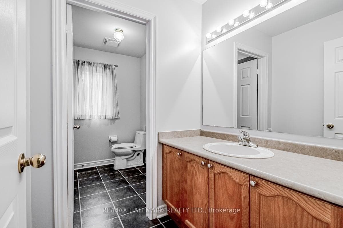 8 Laurentide Crescent photo 26