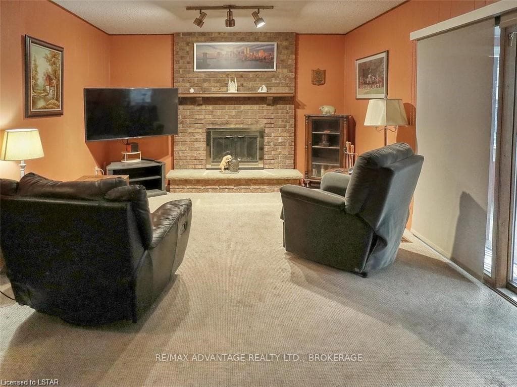 228 SUFFOLK Place photo 15