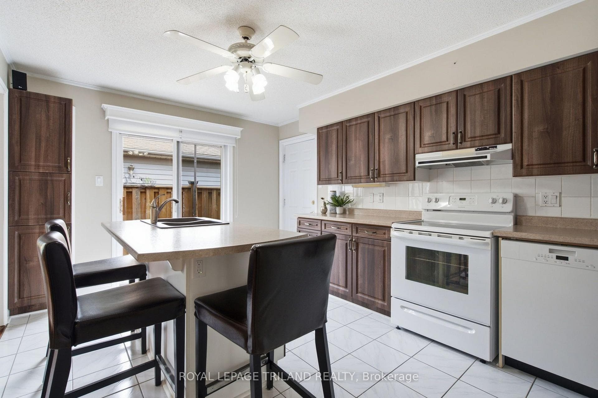 Kitchen - patio doors to yard