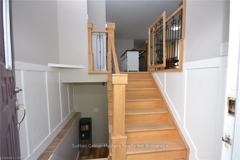 1099 PINEWOOD Place photo 3