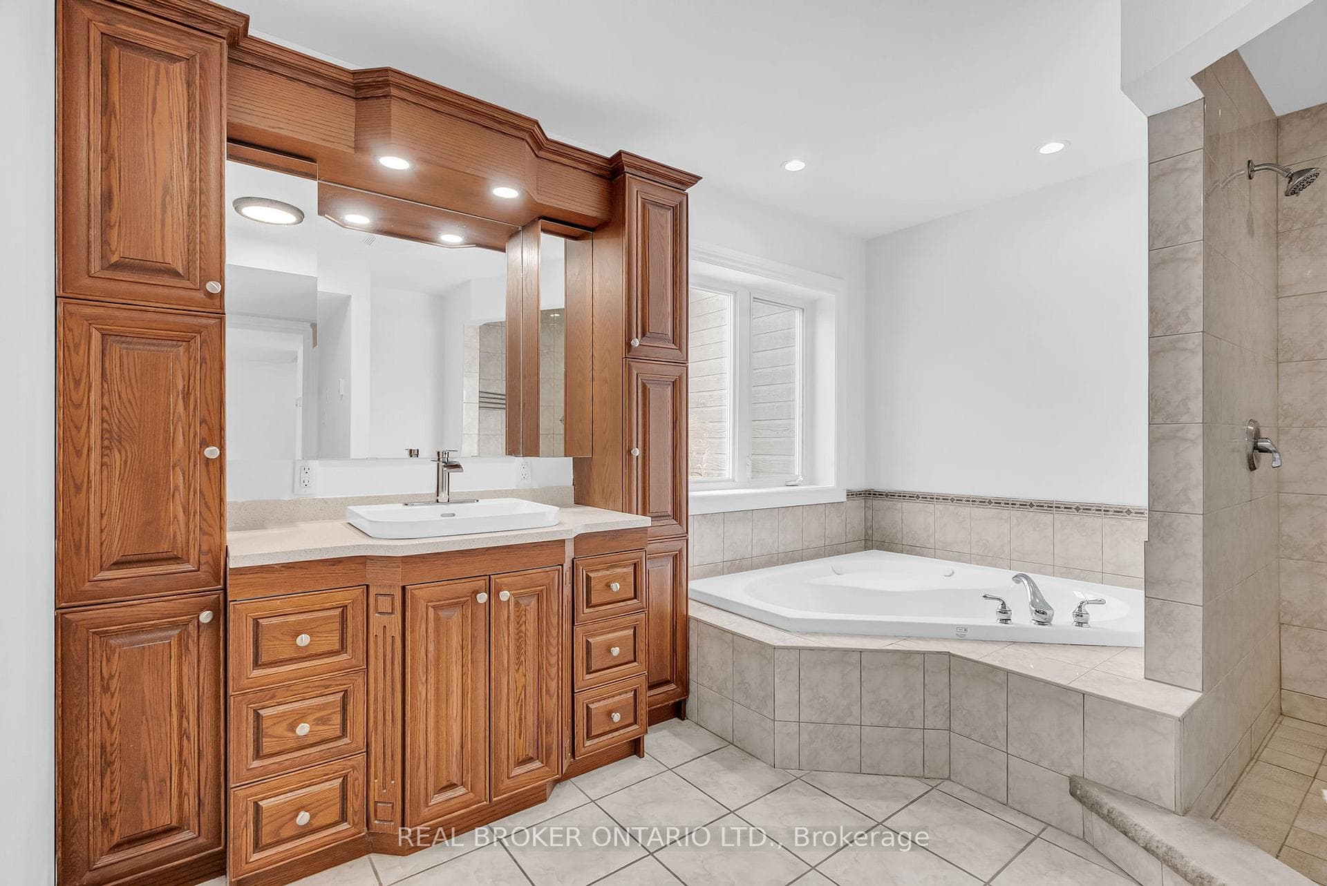 Primary Ensuite w/Jacuzzi