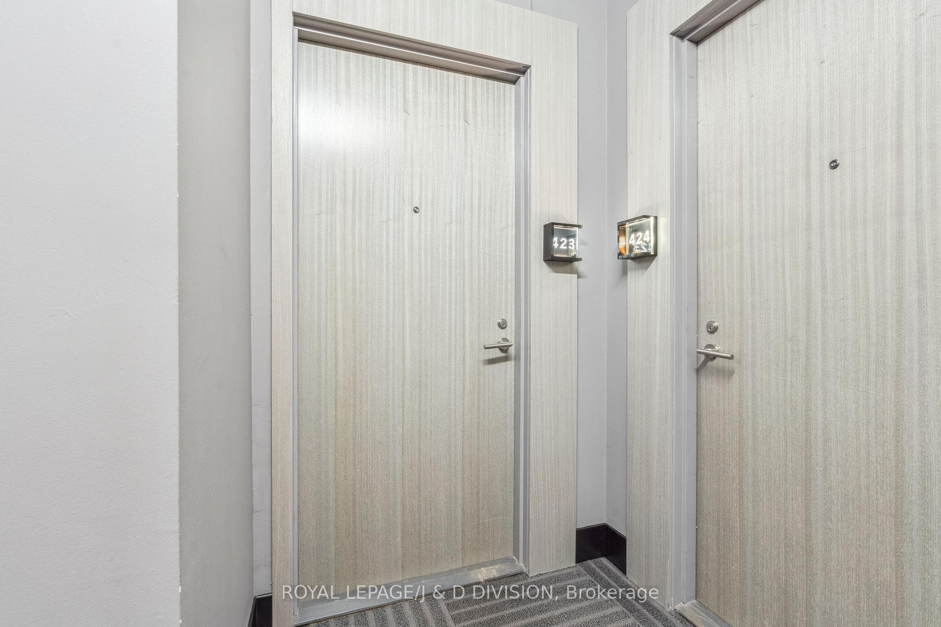 111 Bathurst Street Unit 423 photo 2