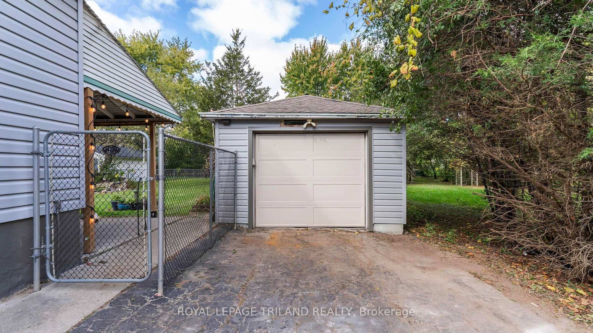 578 Creston Avenue photo 22