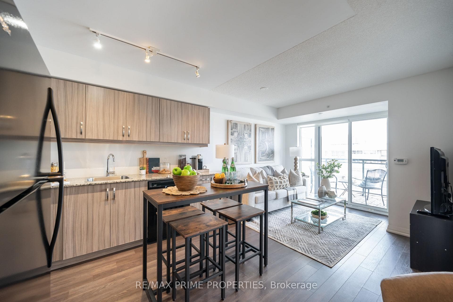 30 Meadowglen Place Unit 1904 photo 3