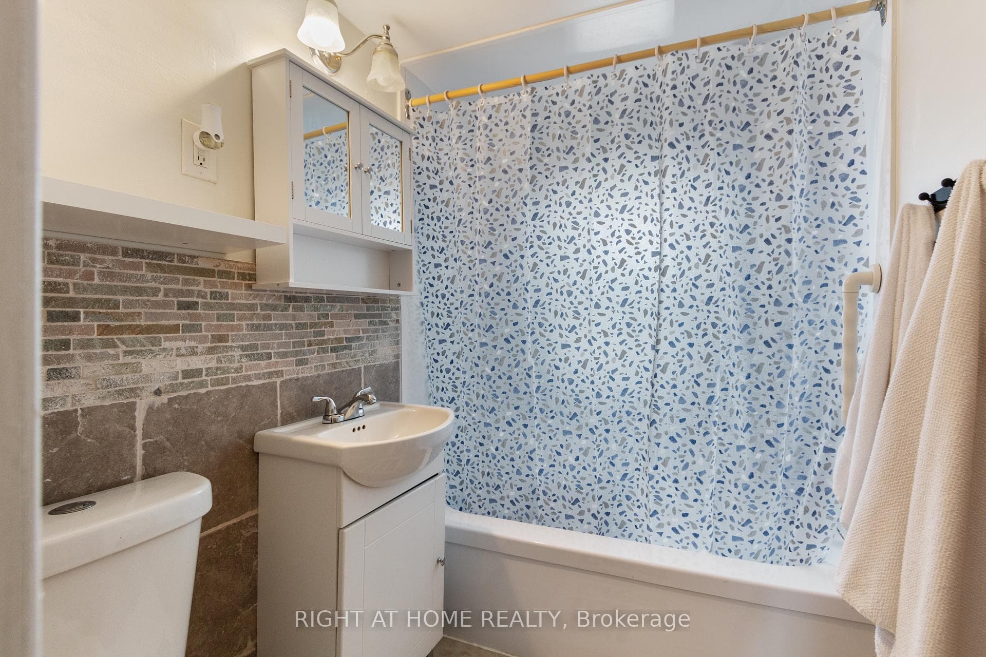 147 Harvie Avenue photo 13