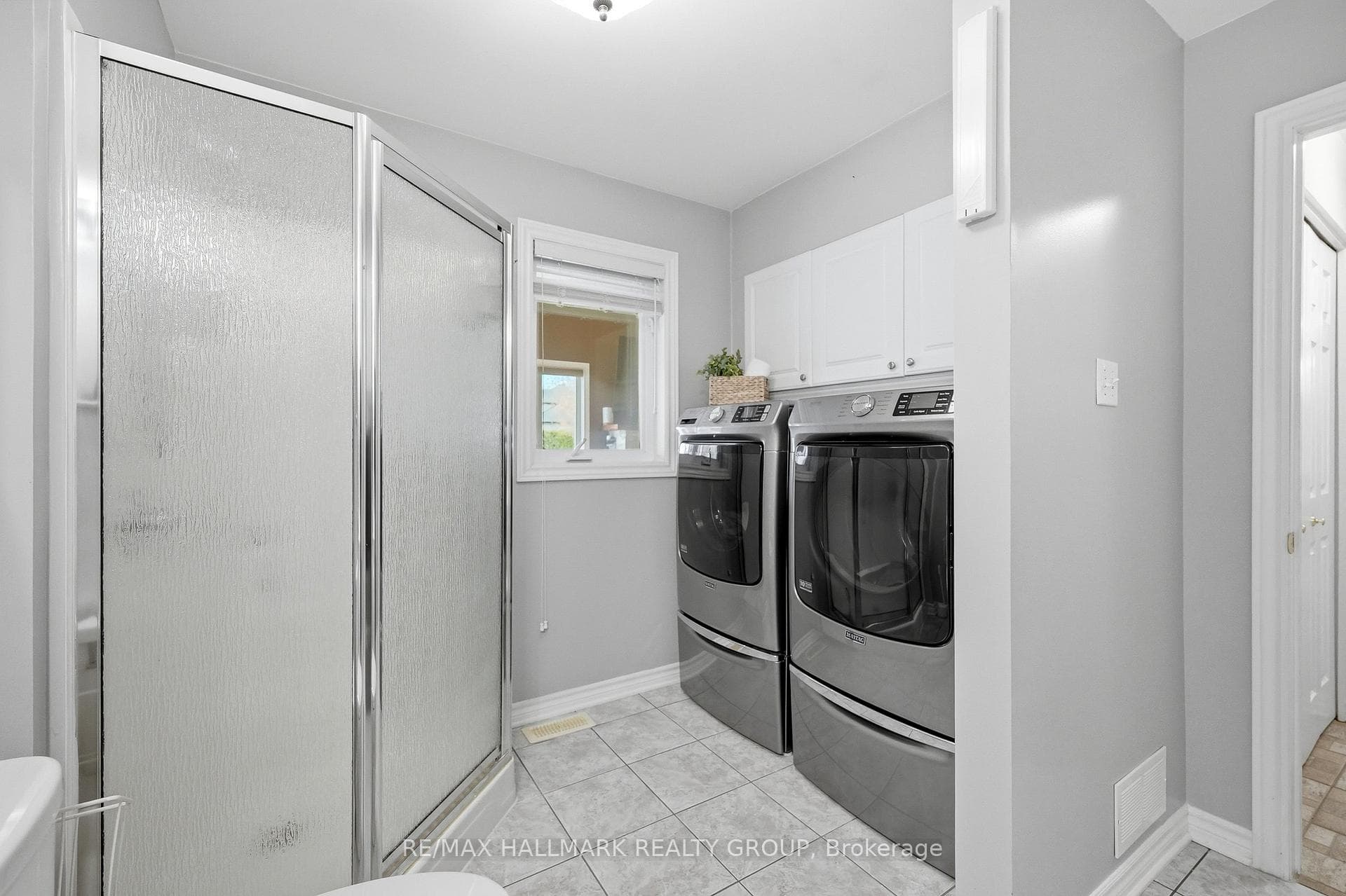 2nd bathroom / Laundry Room