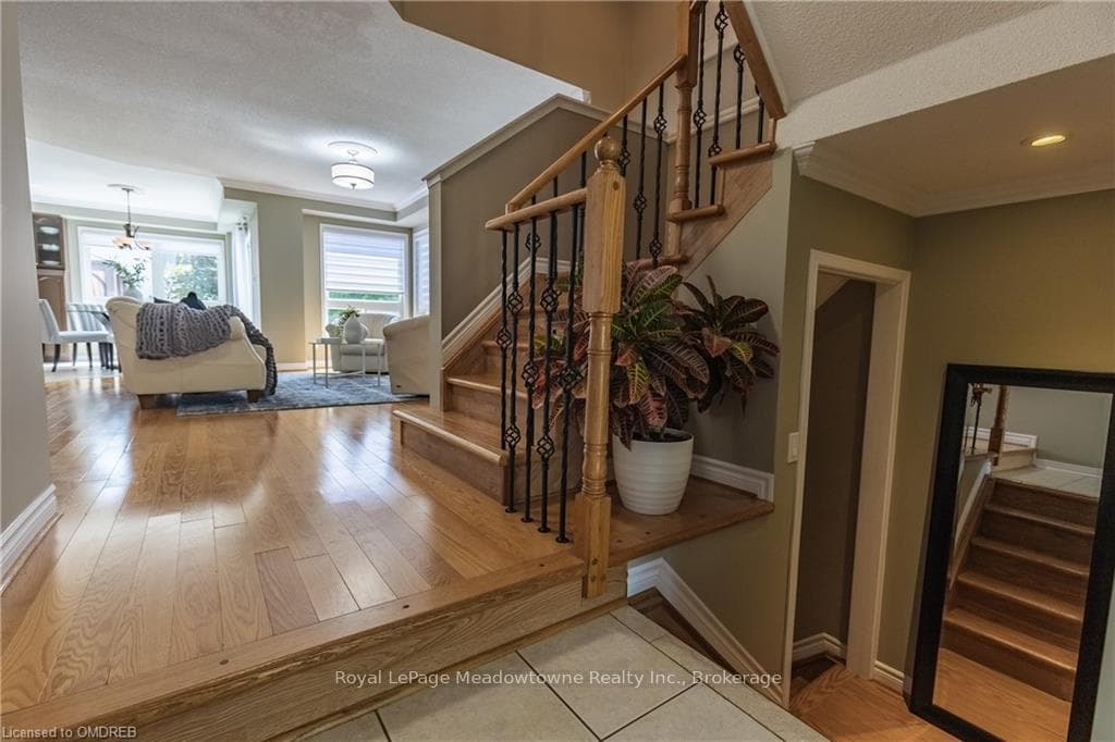 1042 ZIMMERMAN Crescent photo 5