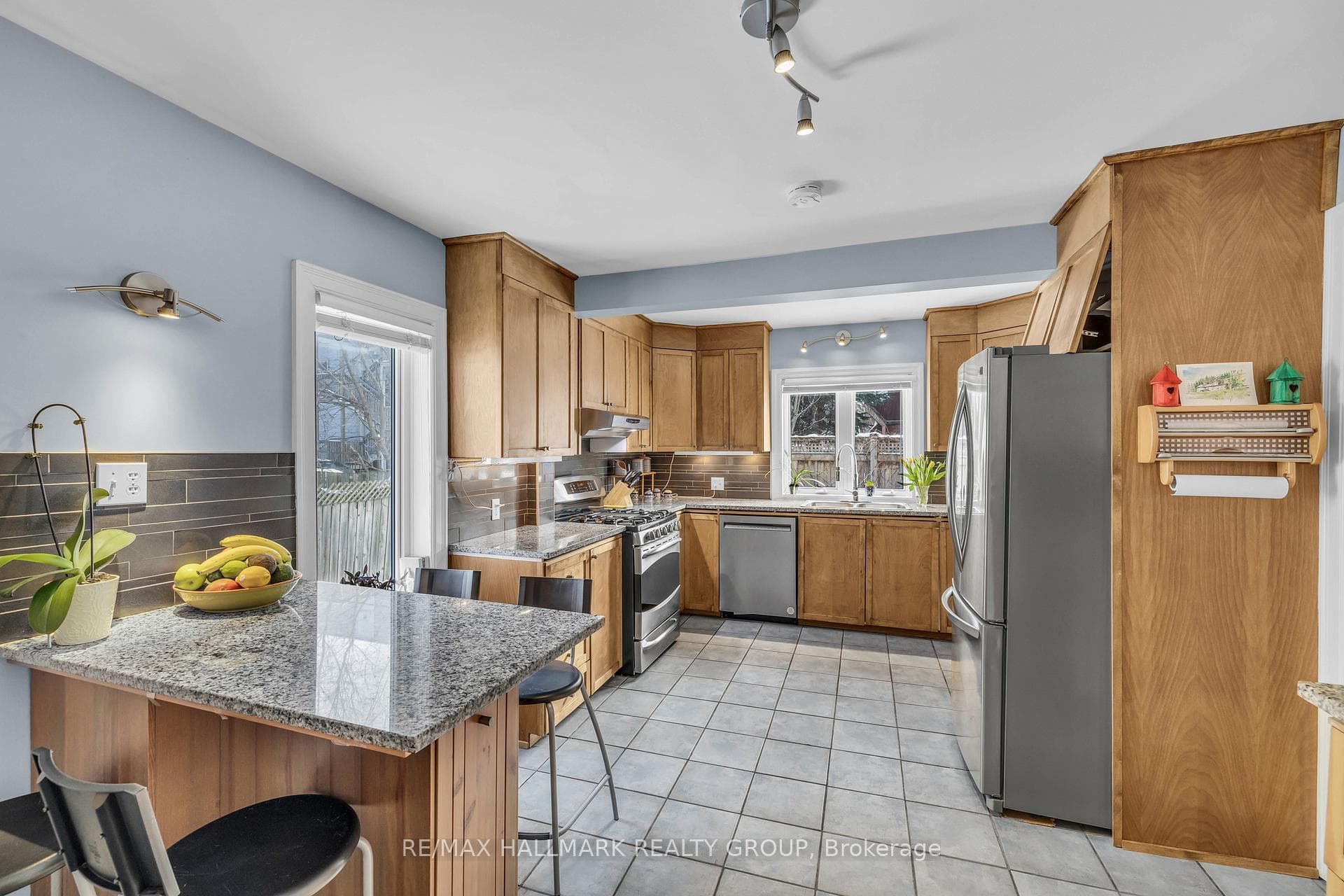 Large, eat-in kitchen with granite countertops