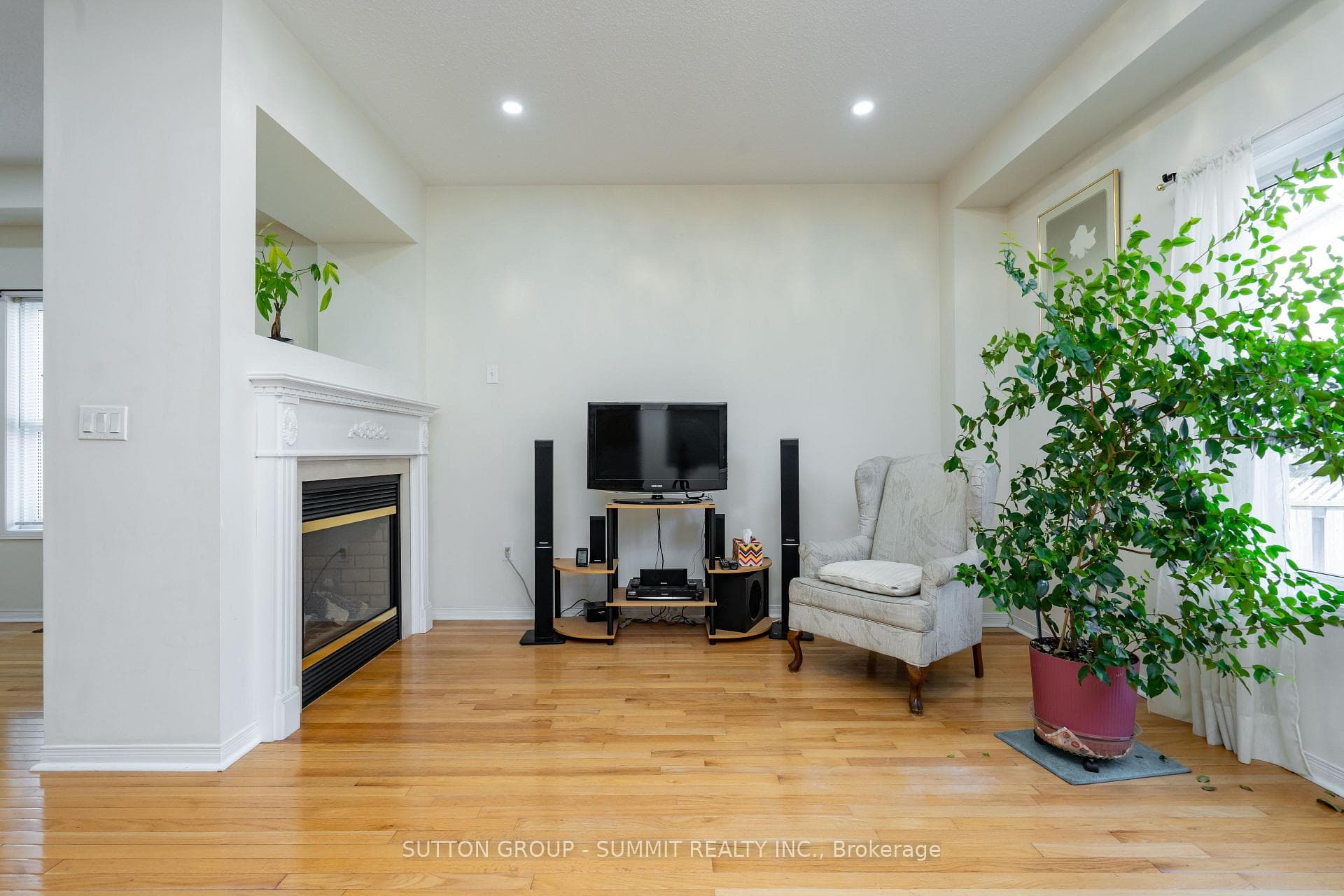 64 KNIGHTSWOOD Crescent photo 9