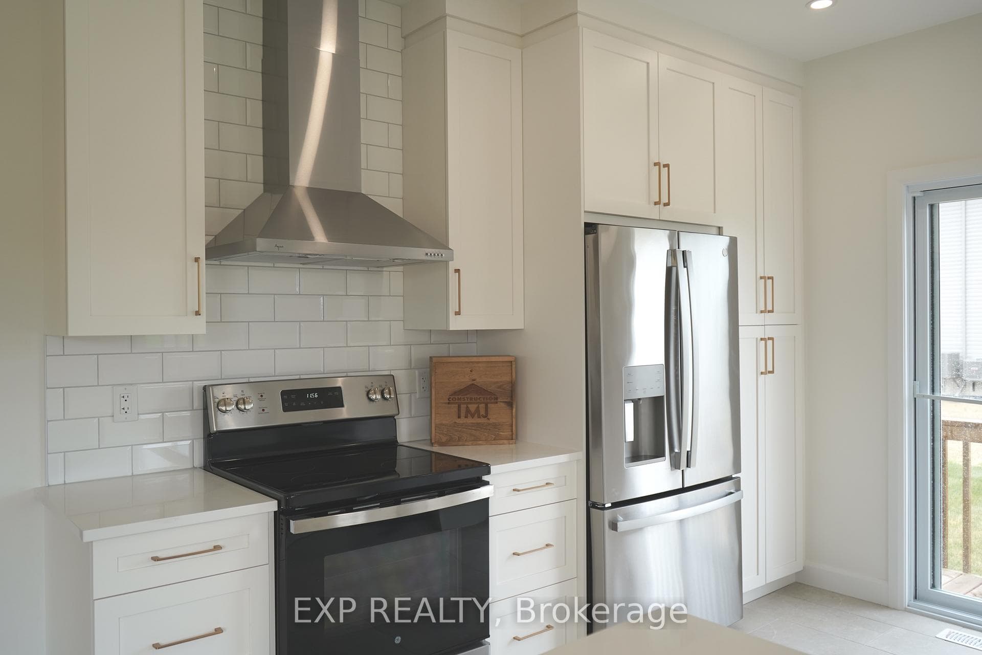 156 Giroux Street photo 9