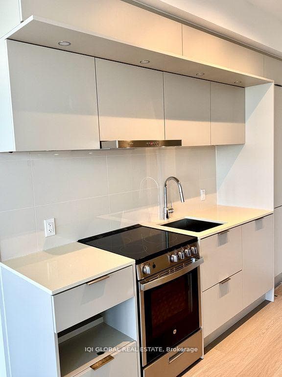 448 Burnhamthorpe Road Unit 6506 photo 11