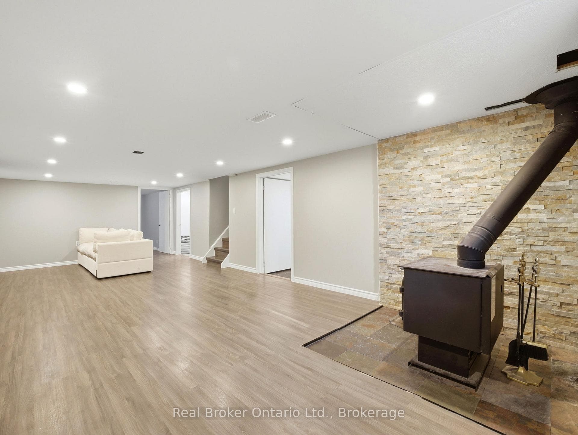 393 ENFIELD Road photo 25