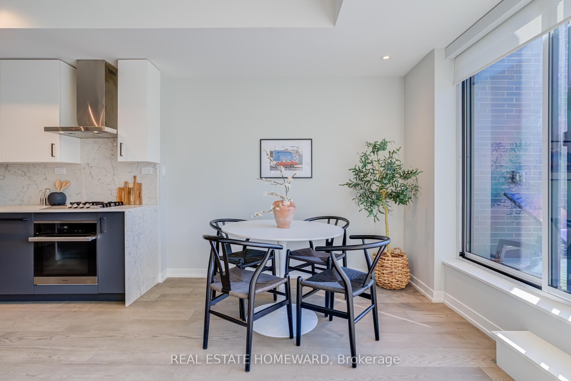 38 Howard Park Avenue Unit 527 photo 8