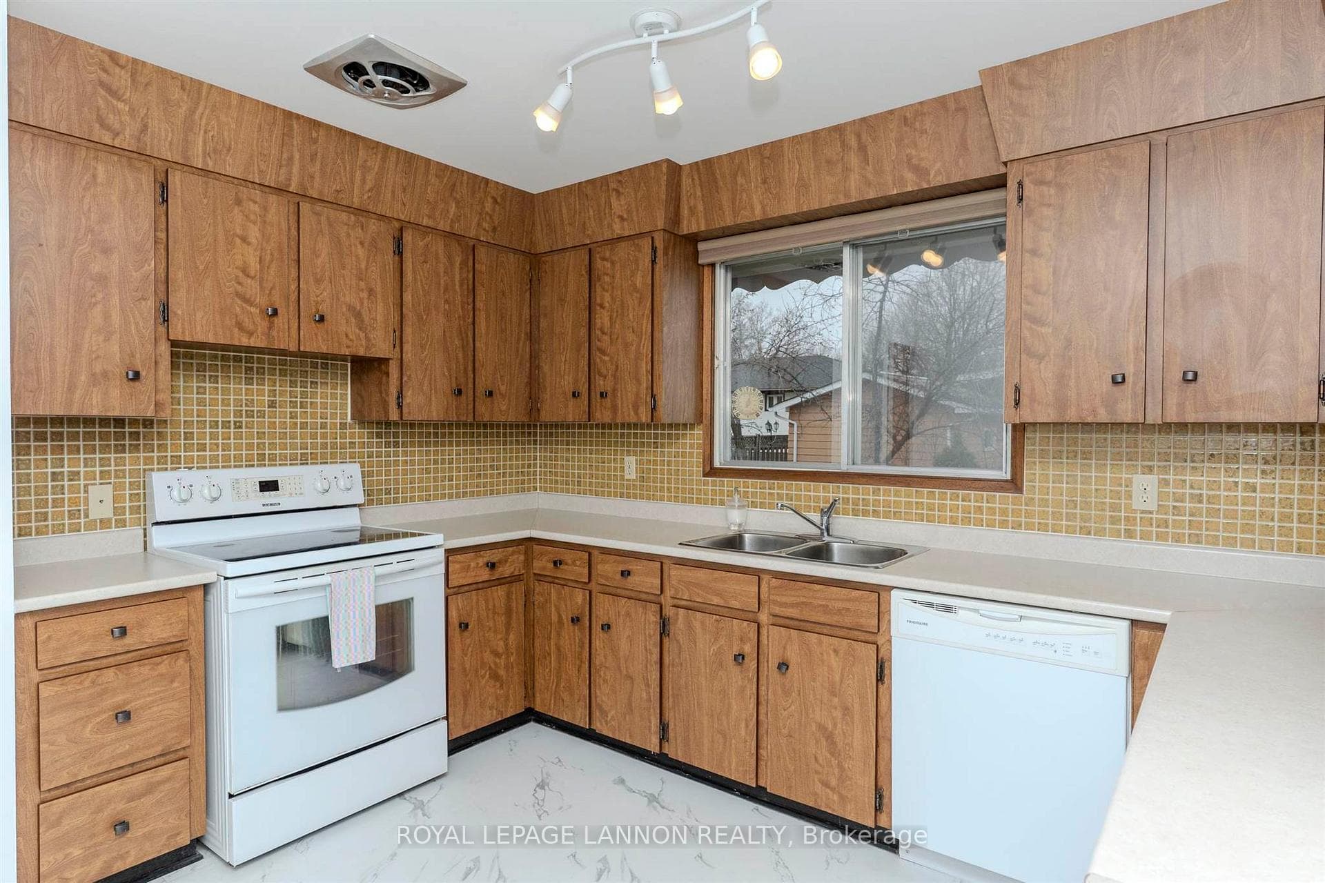 224 Anten Street photo 11
