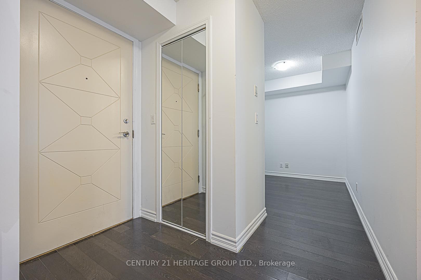 18 Harding Boulevard Unit 818 photo 8