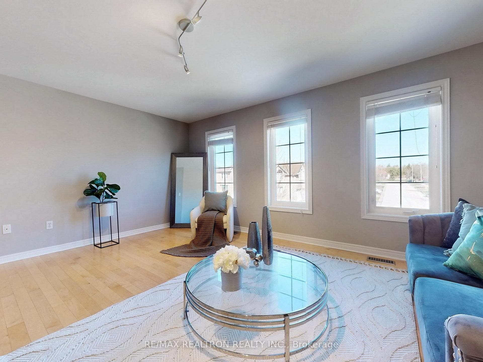 1605 Seguin Square photo 22