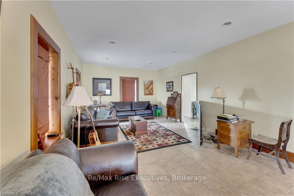 285 THOMAS Street photo 19
