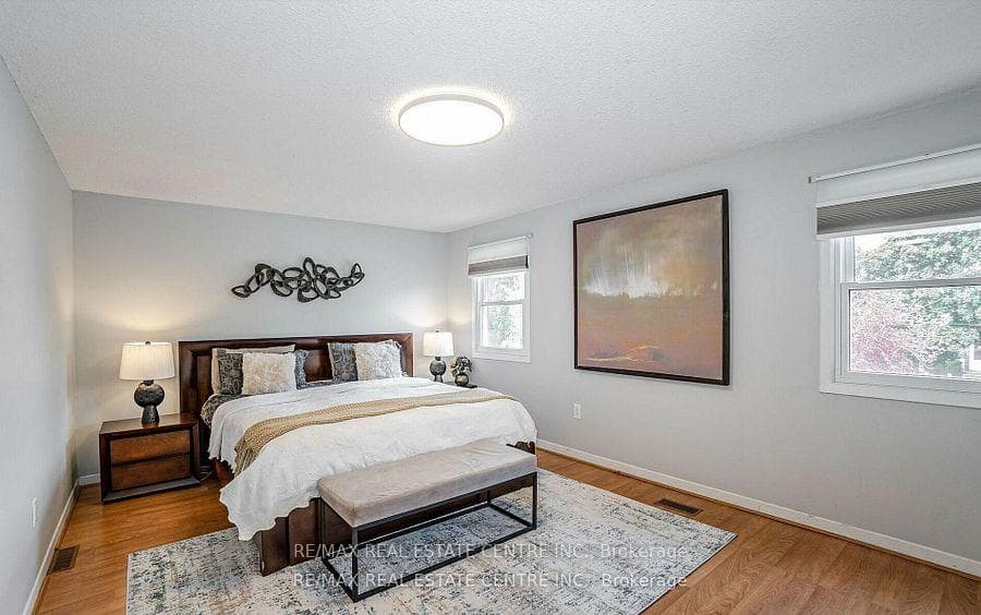 2046 Glenada Crescent photo 20